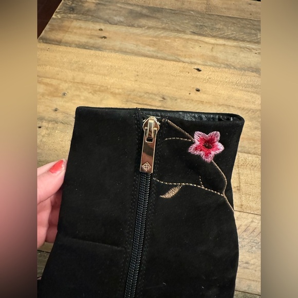 Nanette Lepore Lilly‎ Floral Embroidered Block Heel Suede Boots Fairy Whimsigoth - Picture 3 of 3